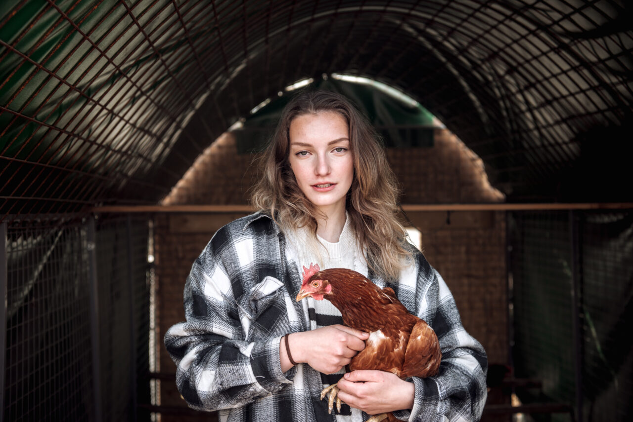 Nikola Gavendová chová slepice a prodává jejich vajíčka od svých dvanácti let. Foto: Kateřina Hefler, Ekonews