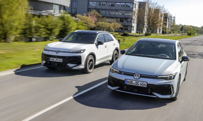 Volkswagen nový motor označuje full hybrid a objeví se nejdřív v modelech T-Roc (vlevo) a Golf. Foto: poskytnuto koncernem Volkswagen