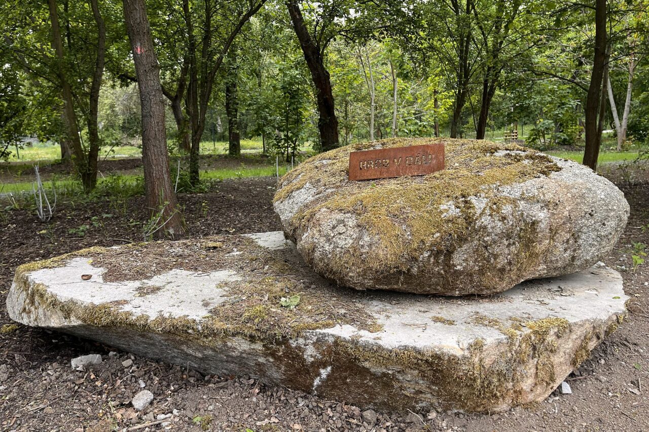 „Vzpomínkový park na první pohled nepůsobí jako hřbitov,“ je přesvědčen jeho správce Adam Vokáč. Foto: Adam Vokáč