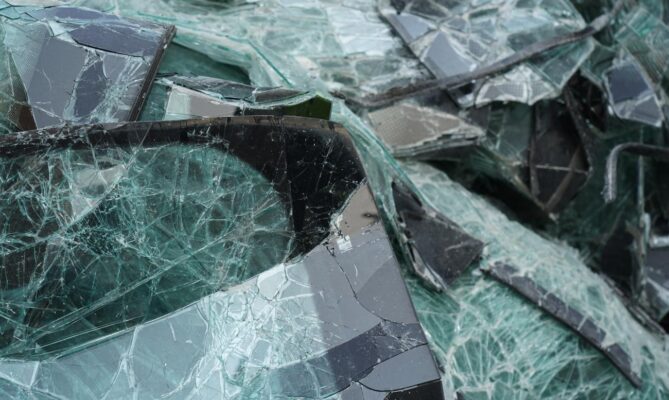 Recyklace automobilového skla patří ke způsobům, jak snižovat uhlíkovou stopu jeho výroby. Foto: AGC Glass Europe