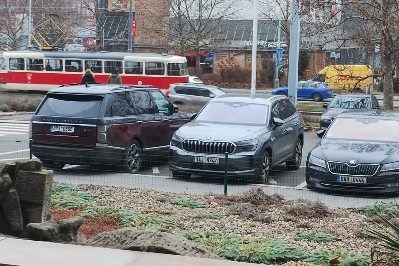 Parkoviště před ministerstvem životního prostředí. Foto: Ekonews