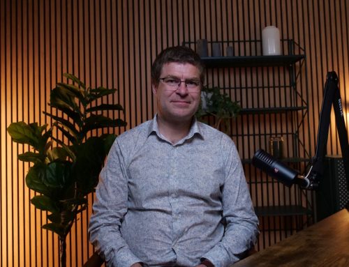 „Po chodbách chodili zmatení úředníci, kteří se v 10:20 dozvěděli emailem, že druhý den jejich místo zaniká“