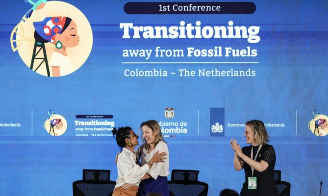 Kolumbijská ministryně životního prostředí Irene Vélez Torresová (vlevo) objímá Stientje van Veldhovenovou, nizozemskou ministryni pro klimatickou politiku a zelený růst, na závěr konference zaměřené na odklon od fosilních paliv v Santa Martě. Foto: ČTK/AP