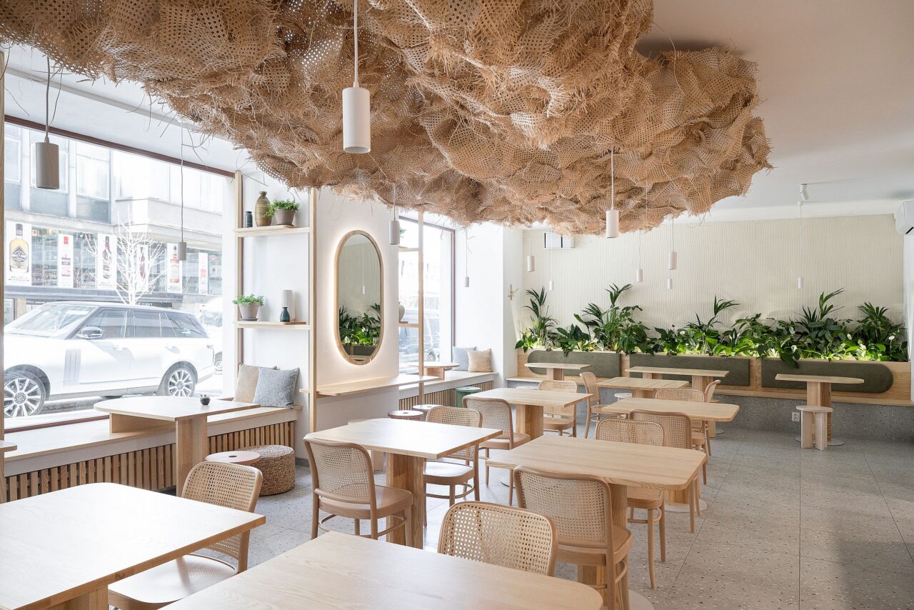 Mây znamená ve vietnamštině mrak i ratan. Instalace pro vietnamskou restauraci Mây House v Brně. Foto: poskytnuto Alex Shoots Buildings
