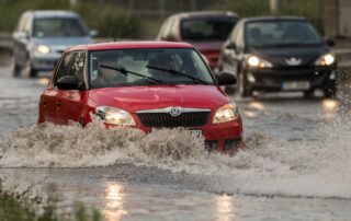 Silné deště způsobují firmám značné škody, například kvůli nucenému přerušení výroby. Foto: ČTK / Kaboň Lukáš