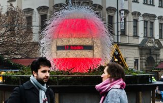Vánoční instalace Dračí vejce, kterou postavili designéři studia Nahaku z 11,5 kilometru odpadových hadiček loni v prosinci na brněnském náměstí Svobody. Foto: ČTK / Uhlíř Patrik
