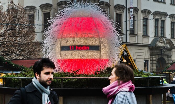 Vánoční instalace Dračí vejce, kterou postavili designéři studia Nahaku z 11,5 kilometru odpadových hadiček loni v prosinci na brněnském náměstí Svobody. Foto: ČTK / Uhlíř Patrik