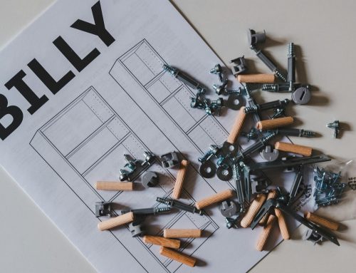 Kvůli malé plastové součástce by musel vyhodit celou židli. Náhradní díl Ikea nemá, tak si ho vyrobil sám