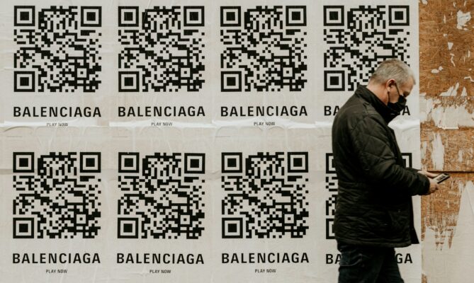 Digitální pas výrobku může mít i podobu QR kódu. Pro textil má být zaveden nejpozději v roce 2028. Ilustrační foto: Toa Heftiba, Unsplash