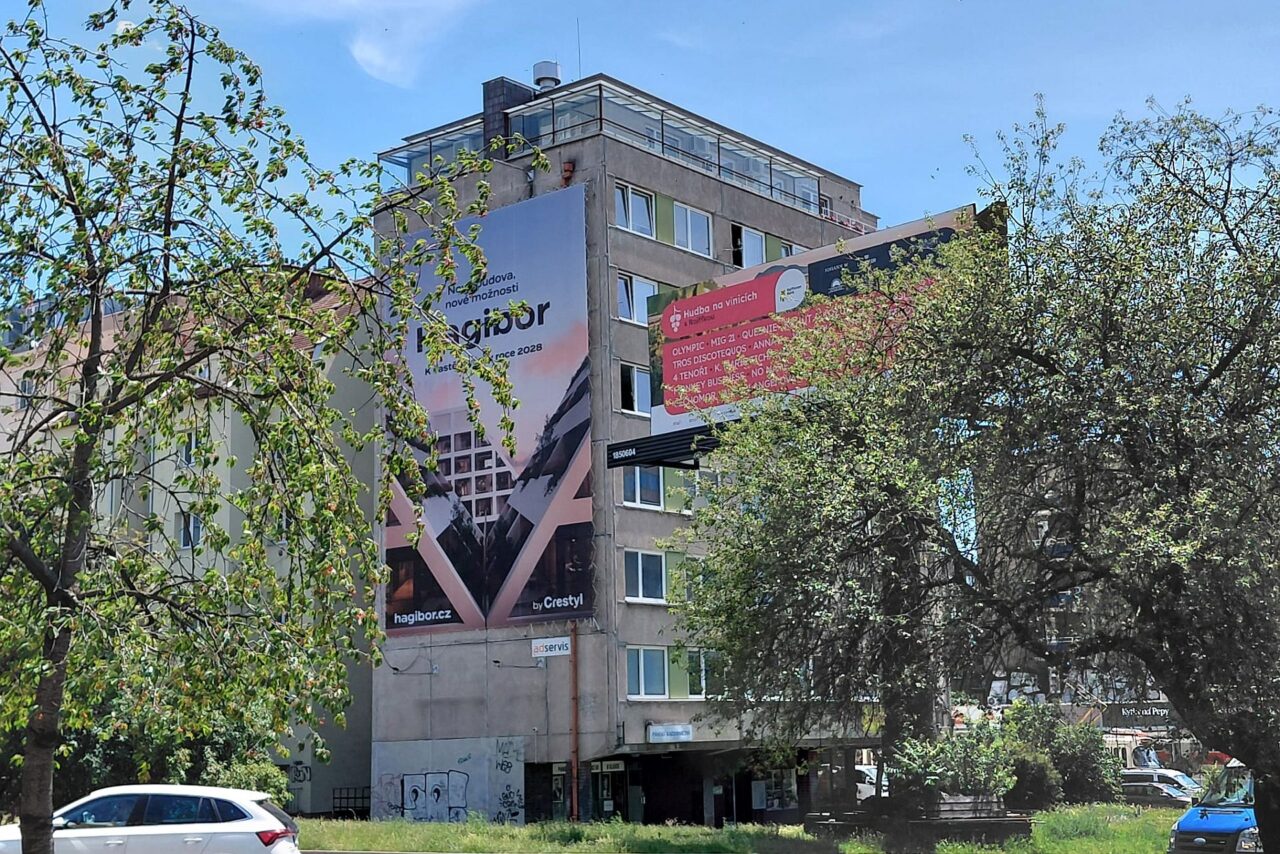 Přestupkové řízení o této plachtě v Praze 10 vede živnostenský odbor se společností adservis media od ledna roku 2025. Foto: Irena Buřívalová, Ekonews