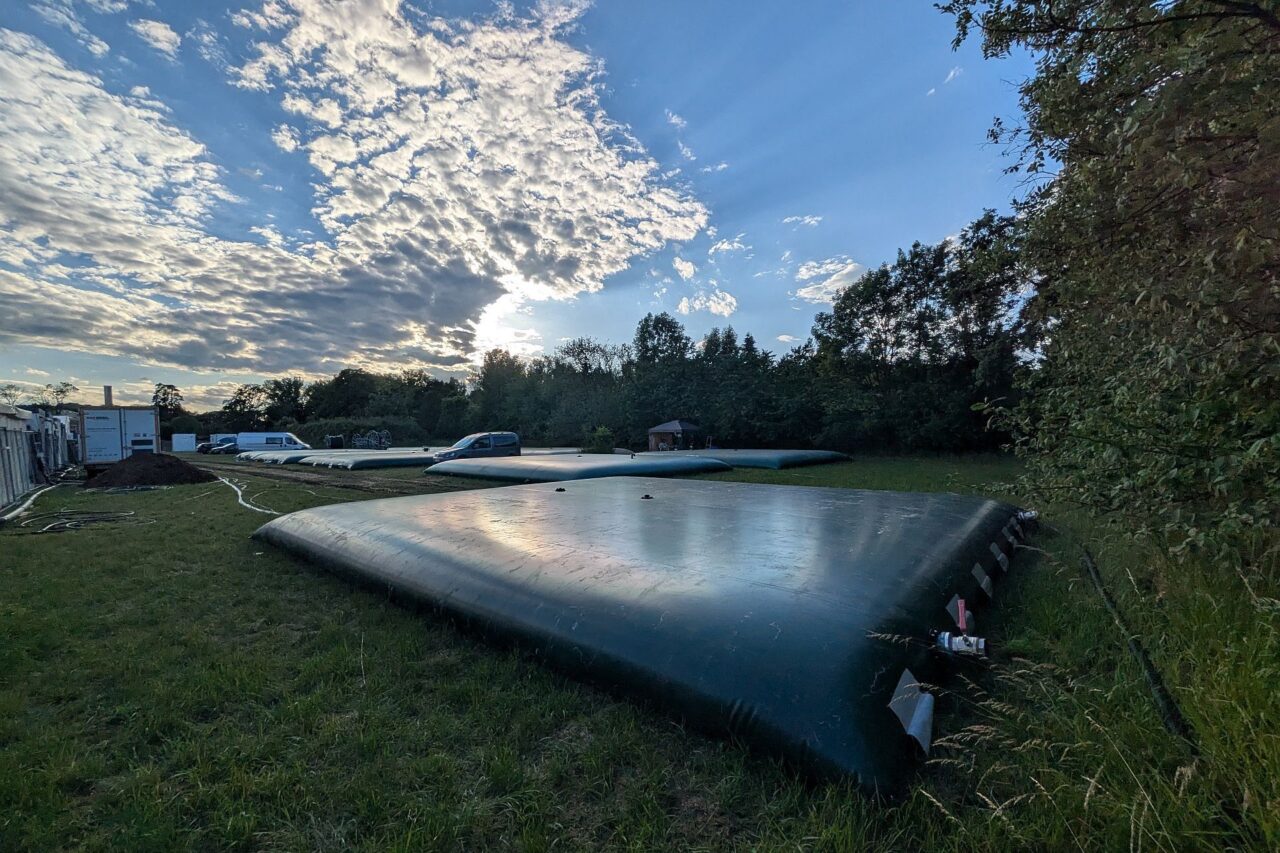 Vaky se používají jak na pitnou vodu, tak na odpadní. Ukrývají se v zázemí festivalu. Foto: poskytnuto společností Nextdrop