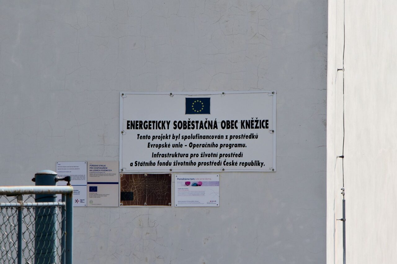 Kněžice patří mezi tuzemské průkopníky ve hledání energetické nezávislosti. S budováním energetického centra začali už před dvěma dekádami. Foto: Karolína Chlumecká, Ekonews