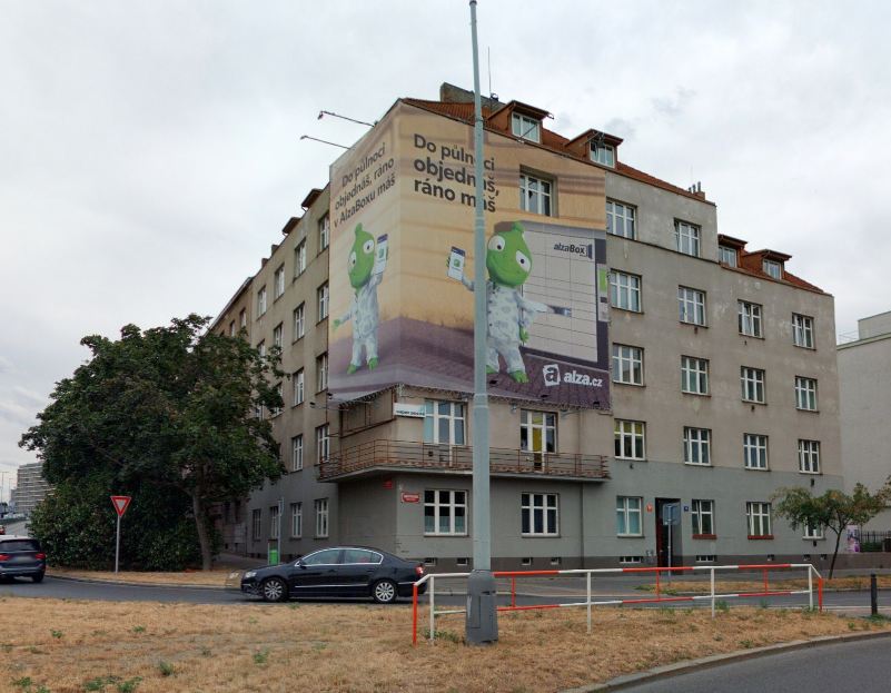 Majitelé domů a společenství vlastníků jednotek za cenu přivýdělku často obětují výhled z okna. Zdroj: Přidej se a strhni to