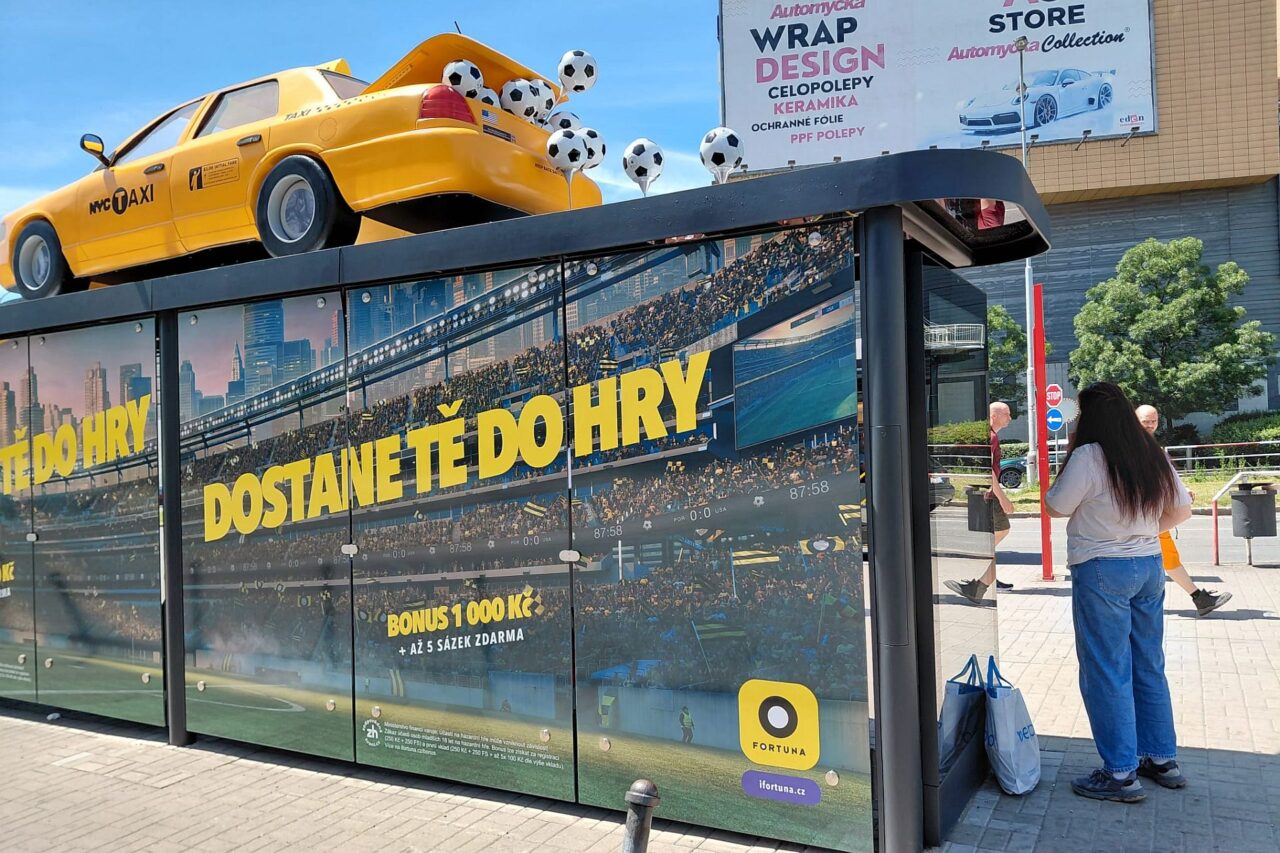 V Praze jsou k vidění i zastávky s výraznou 3D reklamou. Foto: Irena Buřívalová, Ekonews
