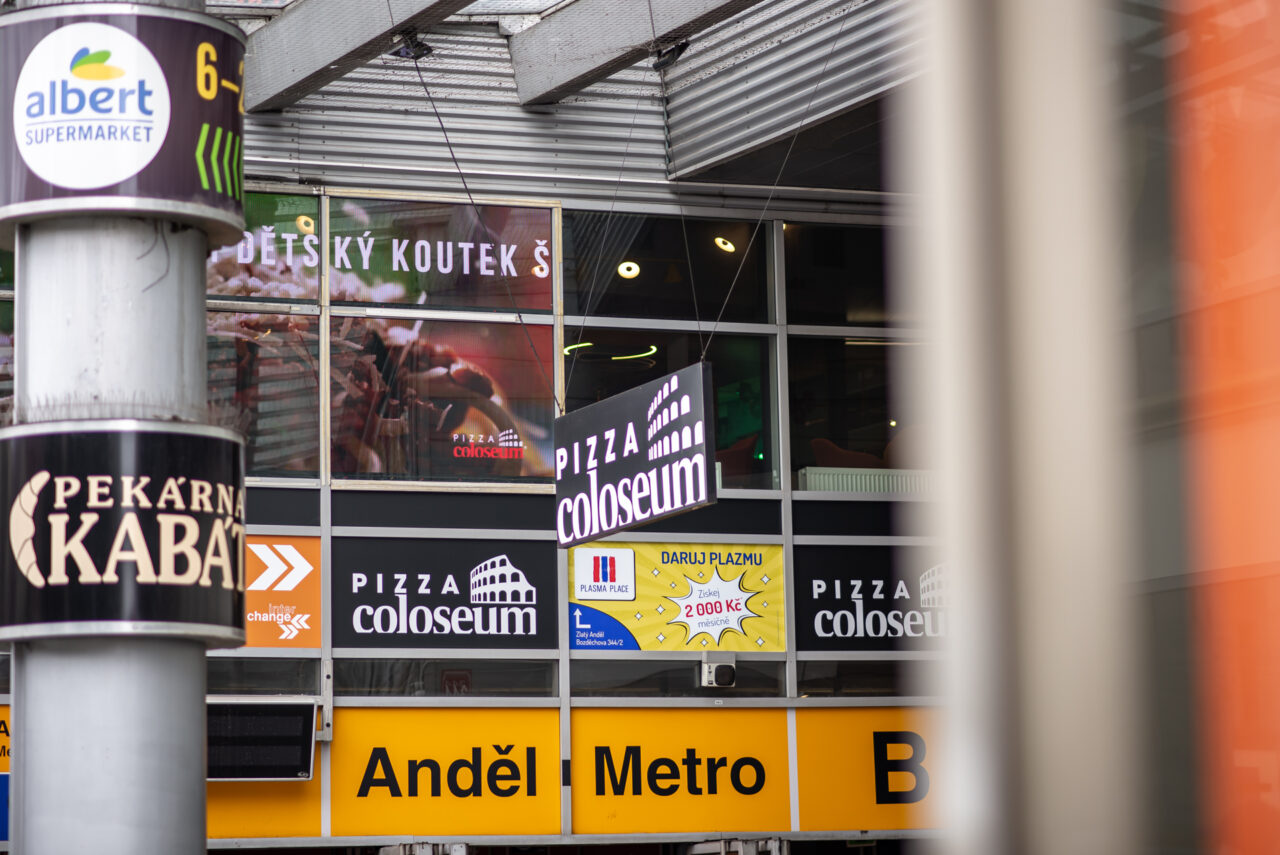 Přemíra informací a reklamních sdělení už na mnohých místech dosahuje neúnosné míry. V metru zase na Pražany číhá LED reklama. Foto: Kateřina Hefler, Ekonews
