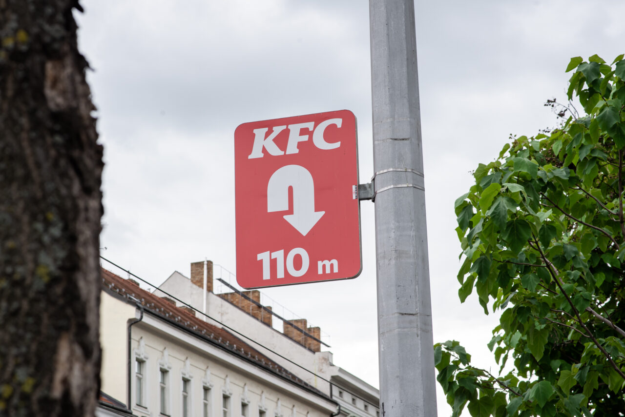 Reklamní směrovky jsou na světelných stožárech i v památkové rezervaci a zónách, kde nemají co dělat. Foto: Kateřina Hefler, Ekonews