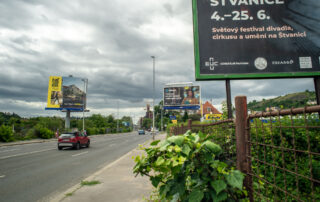 Jakákoli větší dopravní tepna v hlavním městě je obsypaná billboardy. Foto: Irena Buřívalová