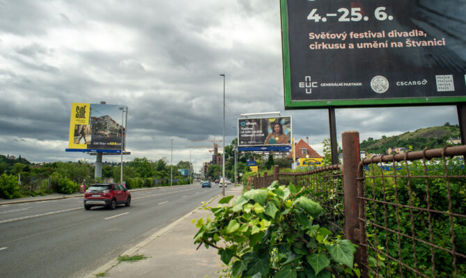 Jakákoli větší dopravní tepna v hlavním městě je obsypaná billboardy. Foto: Irena Buřívalová