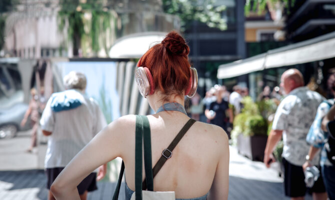 Praha od roku 2019 údajně vysadila 867 tisíc stromů. Pražané se mohou během veder pod některé schovat. Foto: Kateřina Hefler, Ekonews
