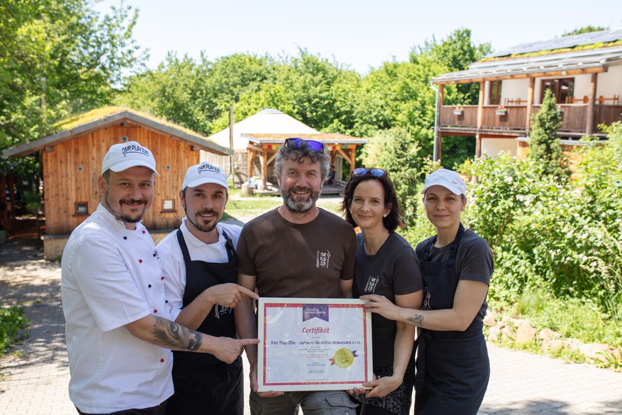 Vývařovna FairPlay Zlín získala zlatý certifikát v programu Skutečně zdravá škola. Uprostřed je jednatel společnosti Tomáš Černý. Foto: poskytnuto vývařovnou Fair Play Zlín