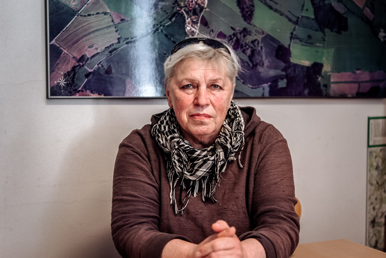 Bývalá zdravotní sestra a současná zastupitelka Dolní Cerekve Ludmila Fučíková bojuje proti úložišti celý život. Foto: Kateřina Hefler, Ekonews