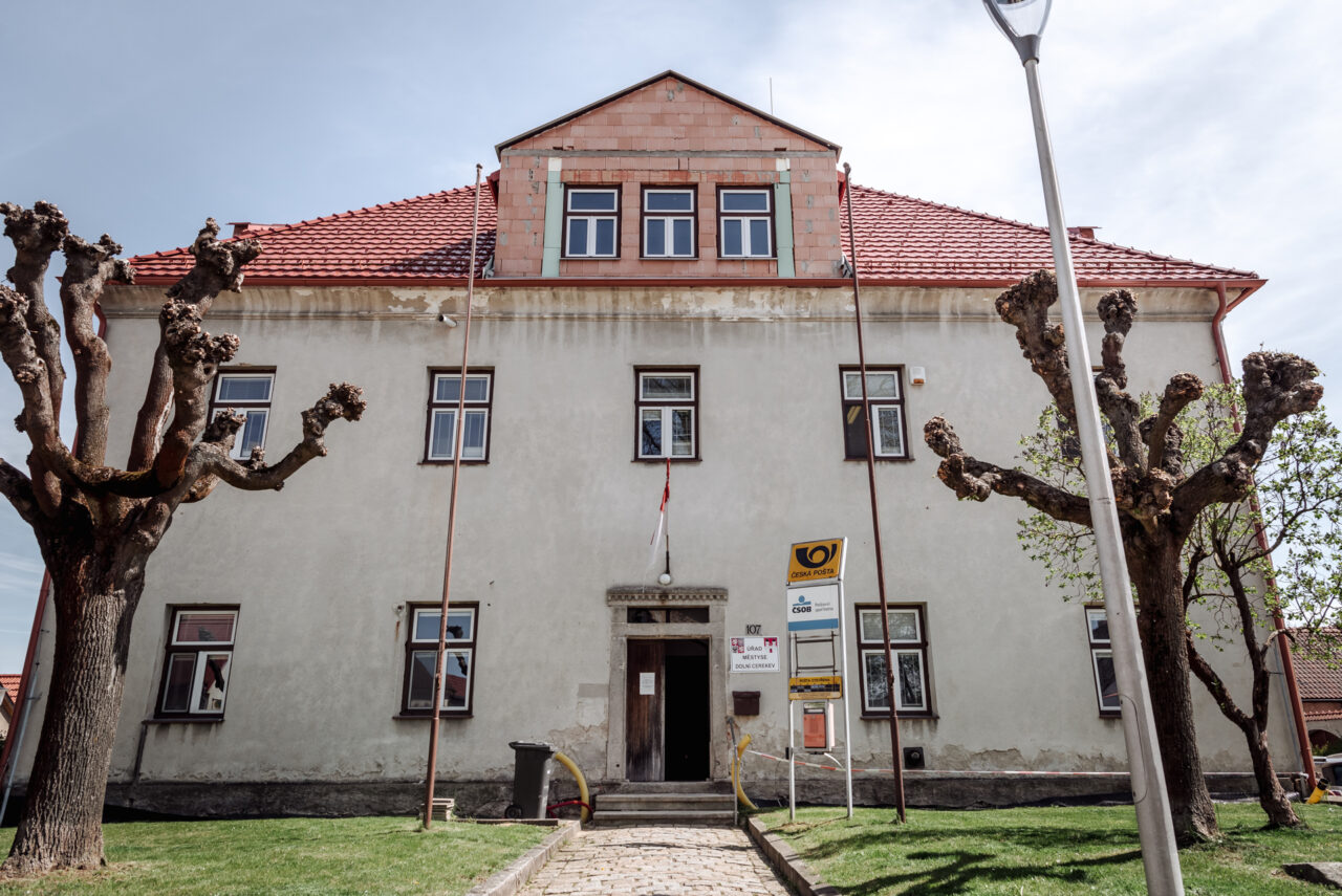 V Dolní Cerekvi rekonstruovali kostel, radnici nová fasáda teprve čeká. Foto: Kateřina Hefler, Ekonews