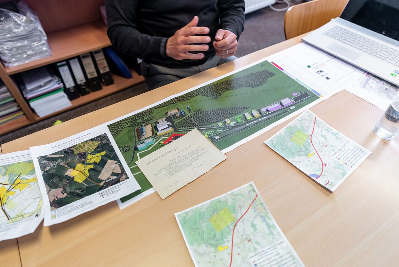 Starosta Dolní Cerekve Zdeněk Dvořák si láme hlavu nad plánky budoucího povrchového areálu. Chybějí mu detailní informace. Foto: Kateřina Hefler, Ekonews