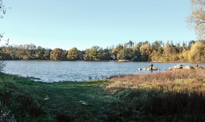 Lokalita Březový potok je malebná krajina v Pošumaví. Čas tady plyne pomaleji než ve městě, lidé jsou zvyklí na svůj klid a bojí se, že obří důlní stavba jim ho vezme. Foto: Kateřina Hefler, Ekonews