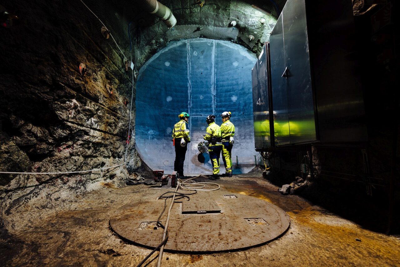 V hlubinném úložišti Onkalo proběhl v roce 2019 komplexní test. Do tunelu dlouhého asi 50 metrů zaměstnanci úložiště umístili dva zkušební kontejnery. Tunel, který se nachází přibližně 420 metrů pod povrchem, poté vyplnili bentonitem a uzavřeli ocelobetonovou zátkou. Stejně budou postupovat při ukládání v ostrém provozu. Foto: poskytnuto společností Posiva