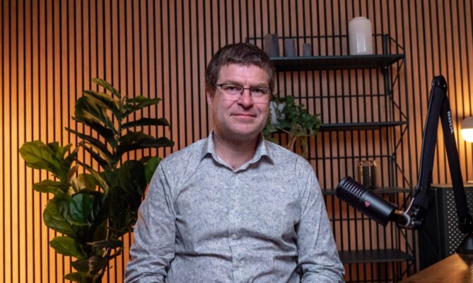 Petr Holub, expert na dekarbonizaci a bývalý vrchní ředitel sekce na ochranu klimatu na ministerstvu životního prostředí Petr Holub. Foto: Tereza Koudelová, Ekonews