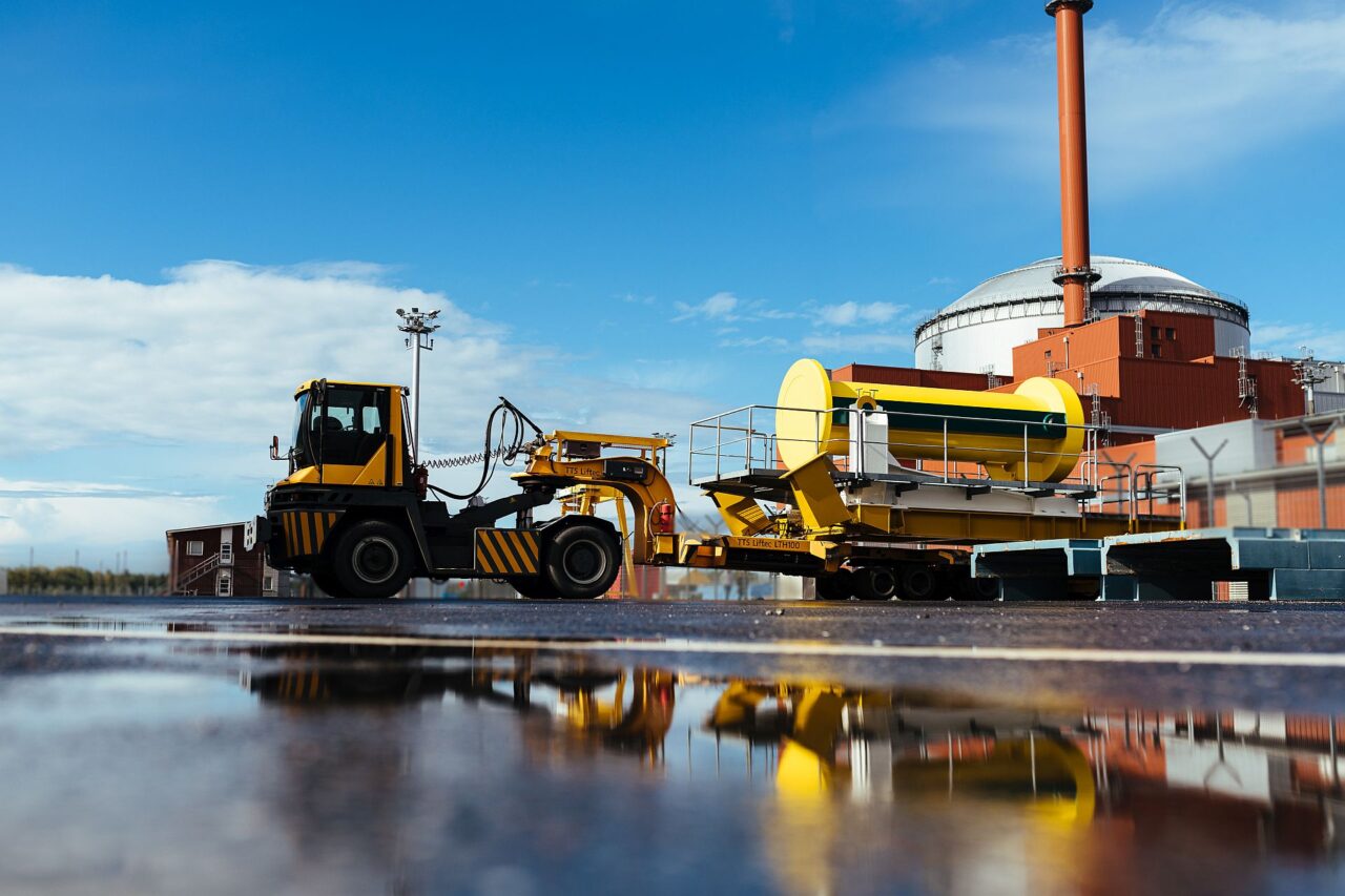 Takto vypadala v roce 2024 zkušební přeprava kontejneru s maketou paliva z dočasného úložiště jaderné elektrárny Olkiluoto do budovy trvalého úložiště Onkalo. Foto: poskytnuto společností Posiva