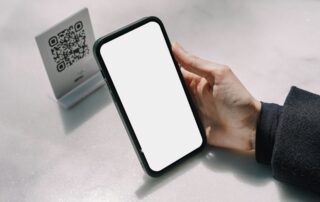 Digitální pas si zákazníci v budoucnu budou moci prohlédnout třeba díky QR kódu. Ilustrační foto: Lala Azizli, Unsplash