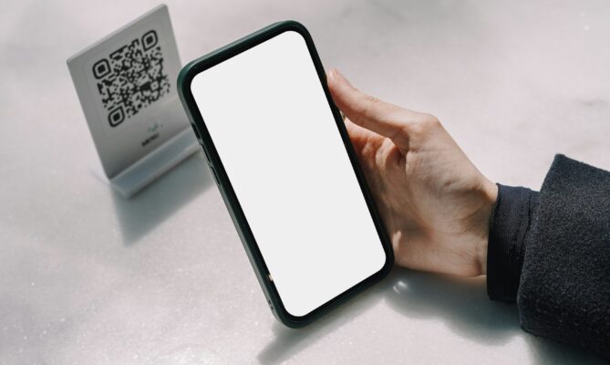 Digitální pas si zákazníci v budoucnu budou moci prohlédnout třeba díky QR kódu. Ilustrační foto: Lala Azizli, Unsplash