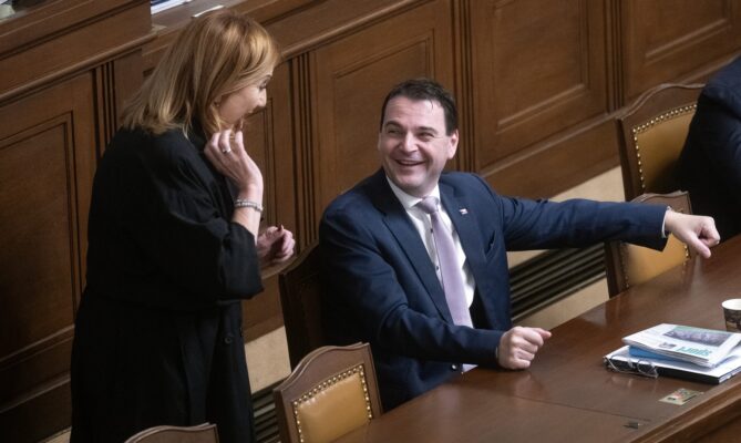 Motorista Petr Macinka odbor udržitelnosti ještě za svého působení na ministerstvu životního prostředí zrušil, ministryně financí Alena Schillerová ne. Zatím. Foto: ČTK