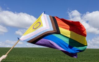 Duhovou vlajku LGBTQ+ menšiny v 70. letech navrhl sanfranciský umělec Gilbert Baker. Foto: poskytnuto Martinou Brandtlovou