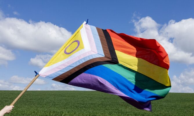 Duhovou vlajku LGBTQ+ menšiny v 70. letech navrhl sanfranciský umělec Gilbert Baker. Foto: poskytnuto Martinou Brandtlovou