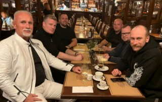 Kontroverzní podnikatel Richard Chlad, Motorista Filip Turek a naproti němu Lukáš Vaverka na setkání v prosinci roku 2024. Foto: Instagram Lukáše Vaverky