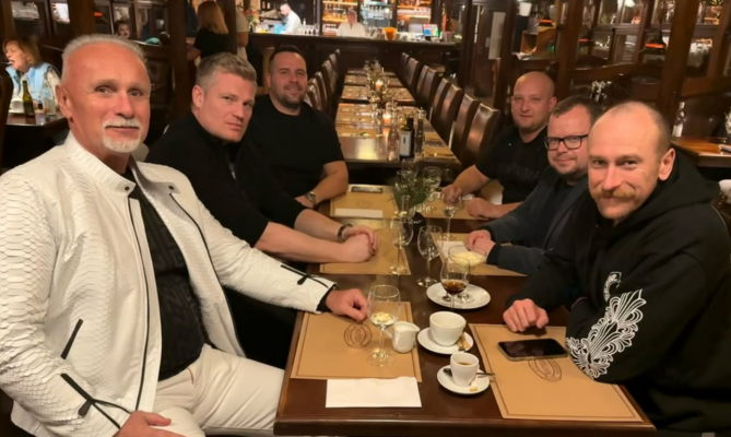 Kontroverzní podnikatel Richard Chlad, Motorista Filip Turek a naproti němu Lukáš Vaverka na setkání v prosinci roku 2024. Foto: Instagram Lukáše Vaverky