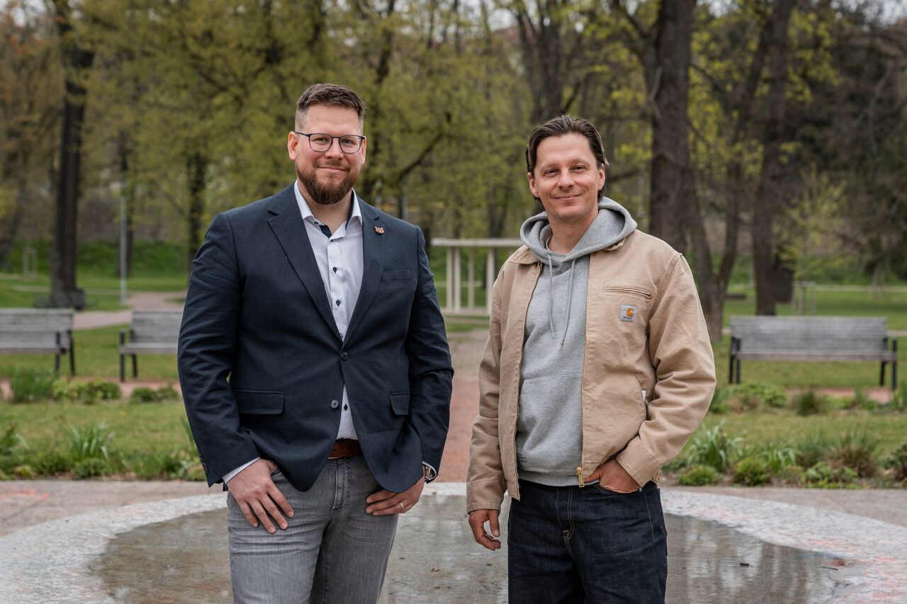 Letos se projekt UpGreen zapojil do soutěže E.ON Energy Globe. Na snímku je jednatel společnosti Asitis Martin Vokřál a patron projektu Maxim Habanec, profesionální skateboardista. Foto: poskytnuto společností E.ON