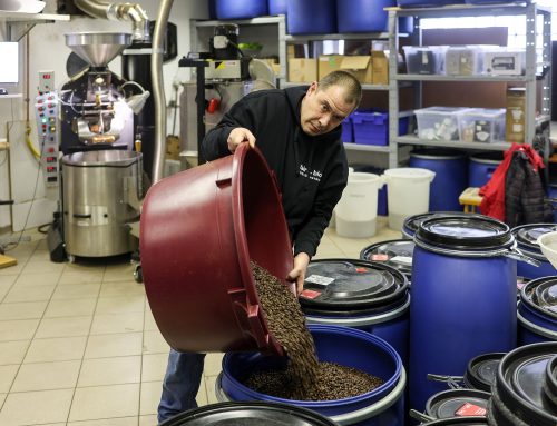 V presu má být káva, ne my. České družstvo FairBio začínalo v garáži, dnes praží dvacet tun zrnek ročně