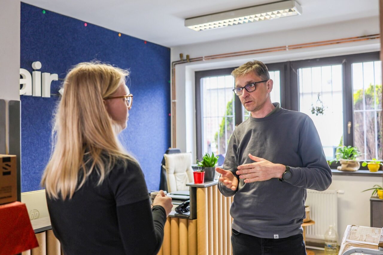 „Káva nikdy nechutná zcela stejně. V zimě se chová jinak než v létě,“ říká Martin Třešňák redaktorce Ekonews Karolíně Chlumecké. Foto: poskytnuto společností FairBio