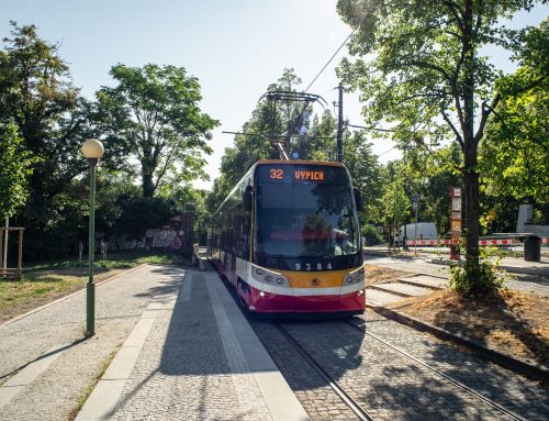 Žlutá maska tramvaje chrání před vedrem. Přesto je lepší jezdit autobusem, klimatizaci má mnohem víc vozů