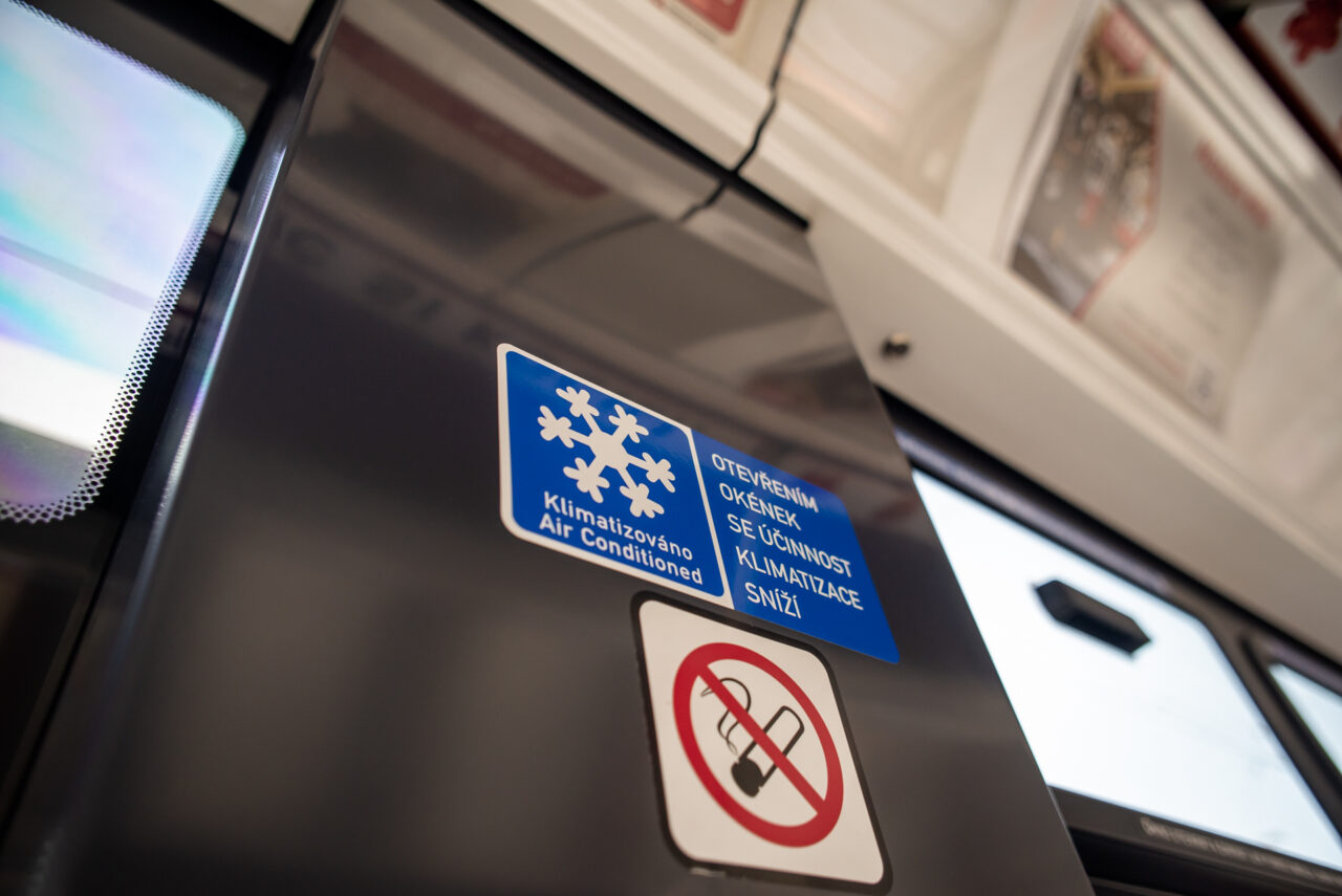 Tramvaje s klimatizací jsou označeny piktogramem sněhové vločky. Foto: Kateřina Hefler, Ekonews