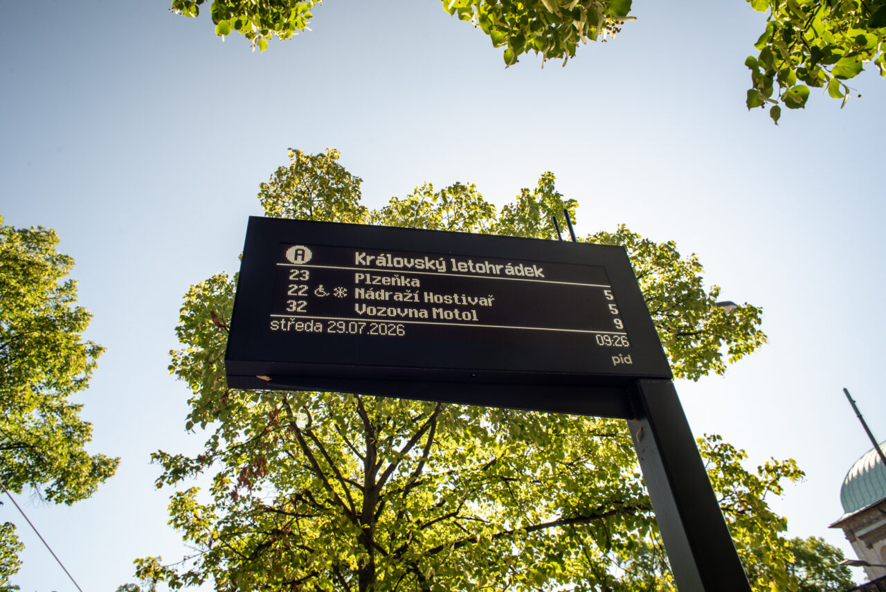 O klimatizovaných spojích informují pomocí symbolu vločky i nové digitální odjezdové panely na tramvajových zastavkách.