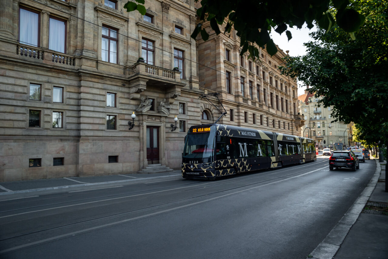 Do konce tohoto roku má přibýt ve vozovém parku Dopravního podniku hl. m. Prahy dalších dvacet klimatizovaných vozů a během příštího roku jednatřicet. Foto: Kateřina Hefler, Ekonews