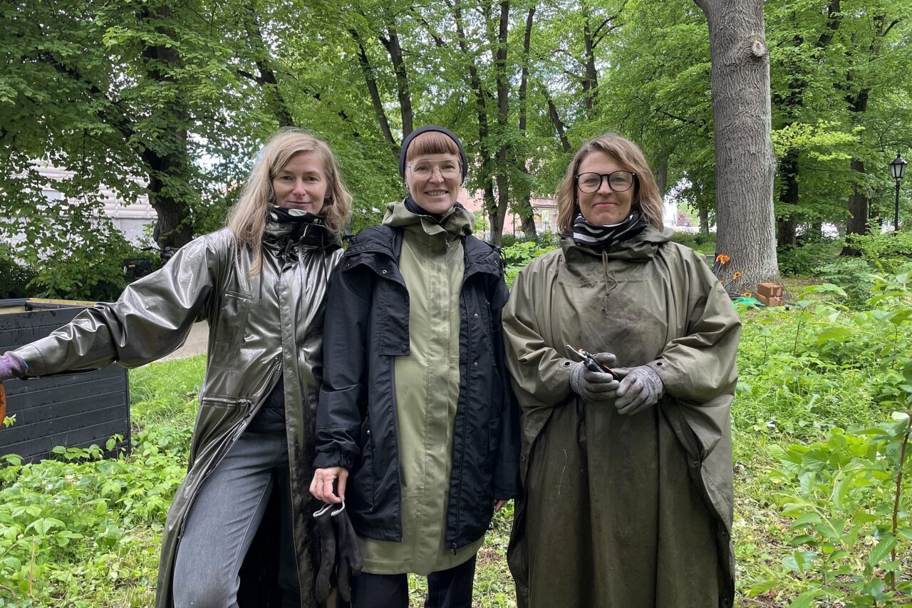 Zakladatelky projektu „Cílená biodiverzita“ (zleva) Merle Karro-Kalberg, Anna-Liisa Unt a Karin Bachmann v Městském háji v Tartu. Foto: Tadeáš Vachek