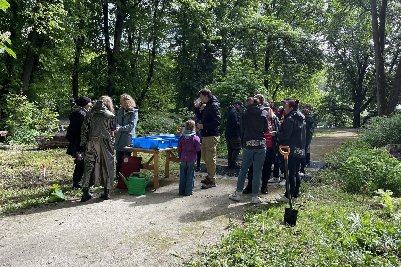 Skupina dobrovolníků připravená k přesunu na městskou louku. Foto: Tadeáš Vachek