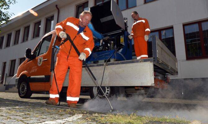 Mělník má nový stroj na ničení plevele, který používá trysku s horkou vodou, což je šetrné vůči přírodě. Foto: ČTK / Šulová Kateřina