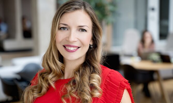 „Pořád jsou společnosti, které o EUDR neslyšely a jsou překvapené, že by do regulace mohly spadnout,“ říká Jaroslava Kračúnová, advokátka a partnerka advokátní kanceláře Deloitte Legal. Foto: poskytnuto společností Deloitte