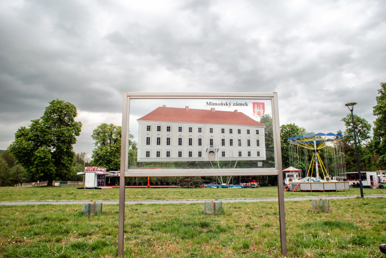 Na východní straně náměstí 1. máje v Mimoni stával zámek, který byl v 80. letech minulého století zbořen. Foto: Kateřina Hefler, Ekonews